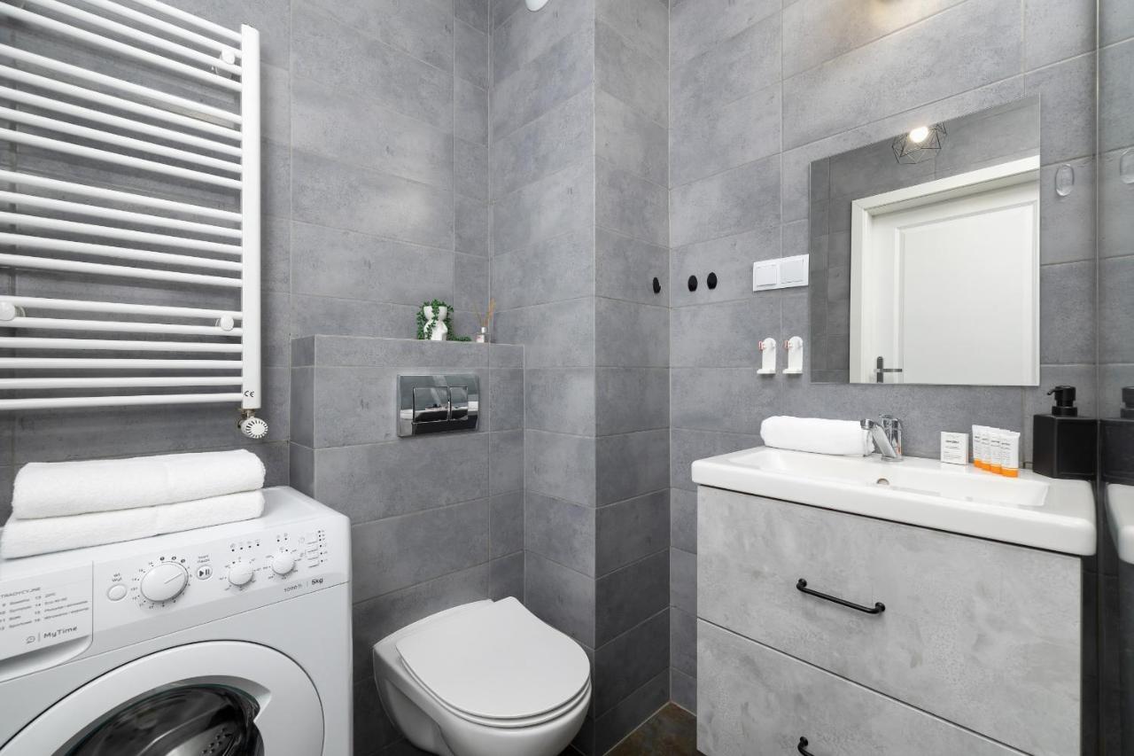 Comfy Apartment Pachonskiego With Parking In Krakow By Noclegi Renters Екстериор снимка
